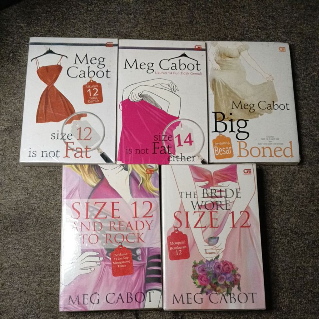 Set Novel seri Heather Wells size 12 - Meg Cabot