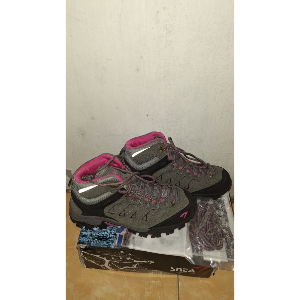Sepatu Gunung SNTA series 616 wanita