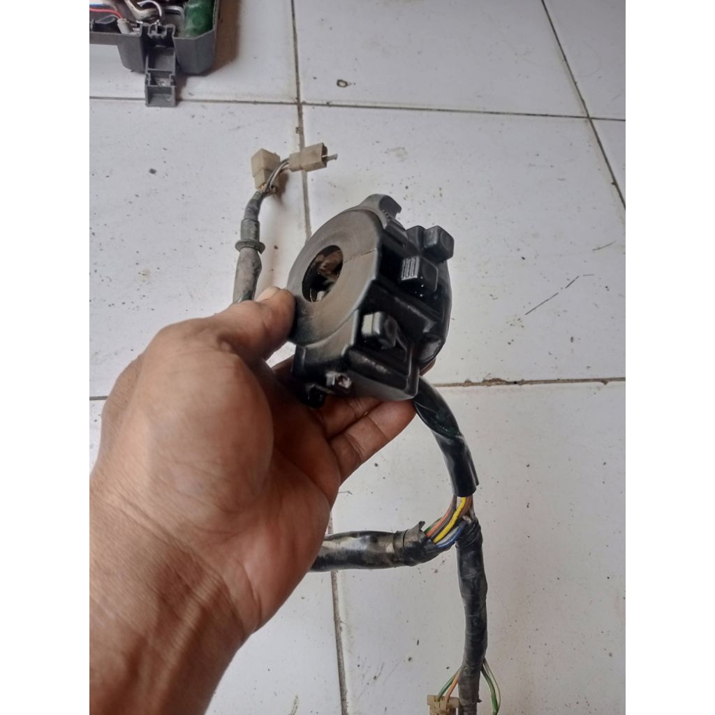 Holder saklar kiri supra lama