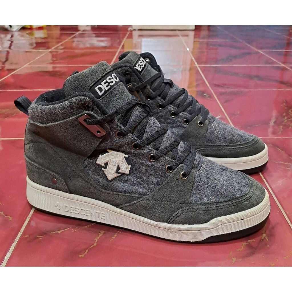 Sepatu sneakers descente mid
