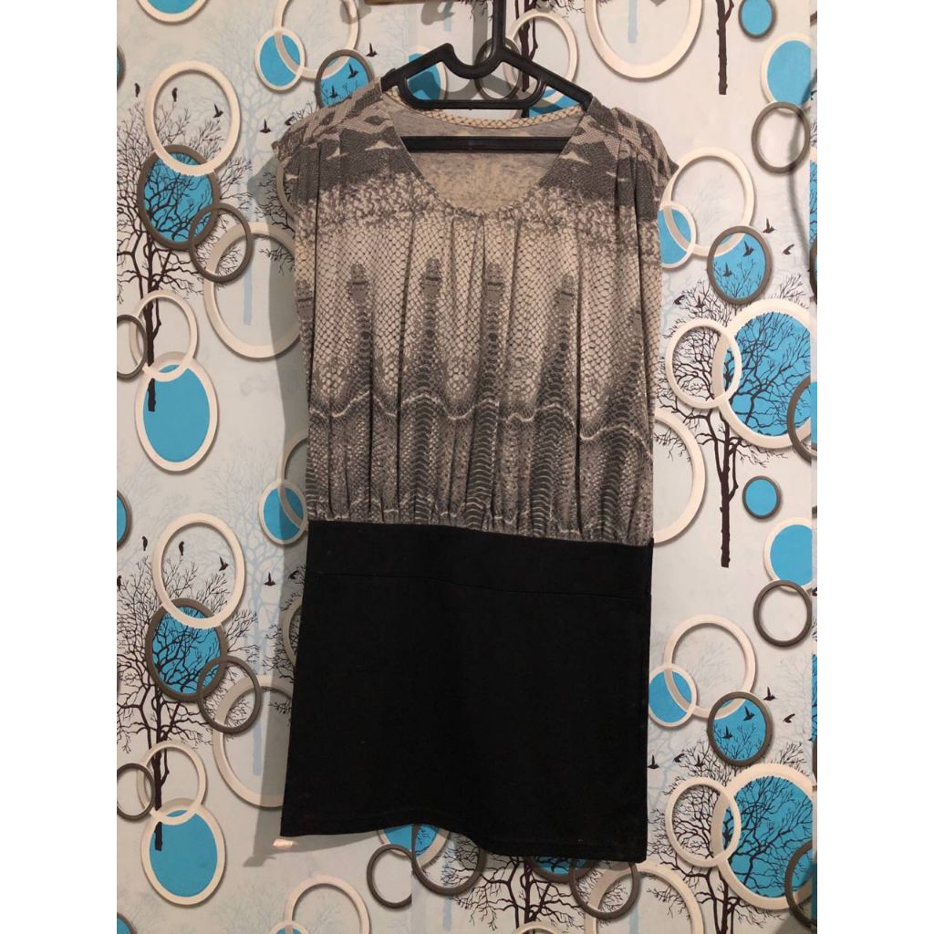 Midi Dress Wanita chic - Desain model macan, Bahan Crinkle Airflow, Warna abu hitam