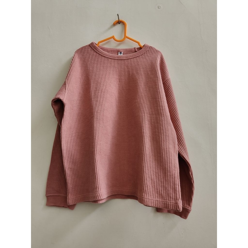 UNIQLO SWEATER KNIT PINK UNISEX MOTIF WAFFLE / ATASAN LENGAN PANJANG ANAK MERAH MUDA PR3L0V3D
