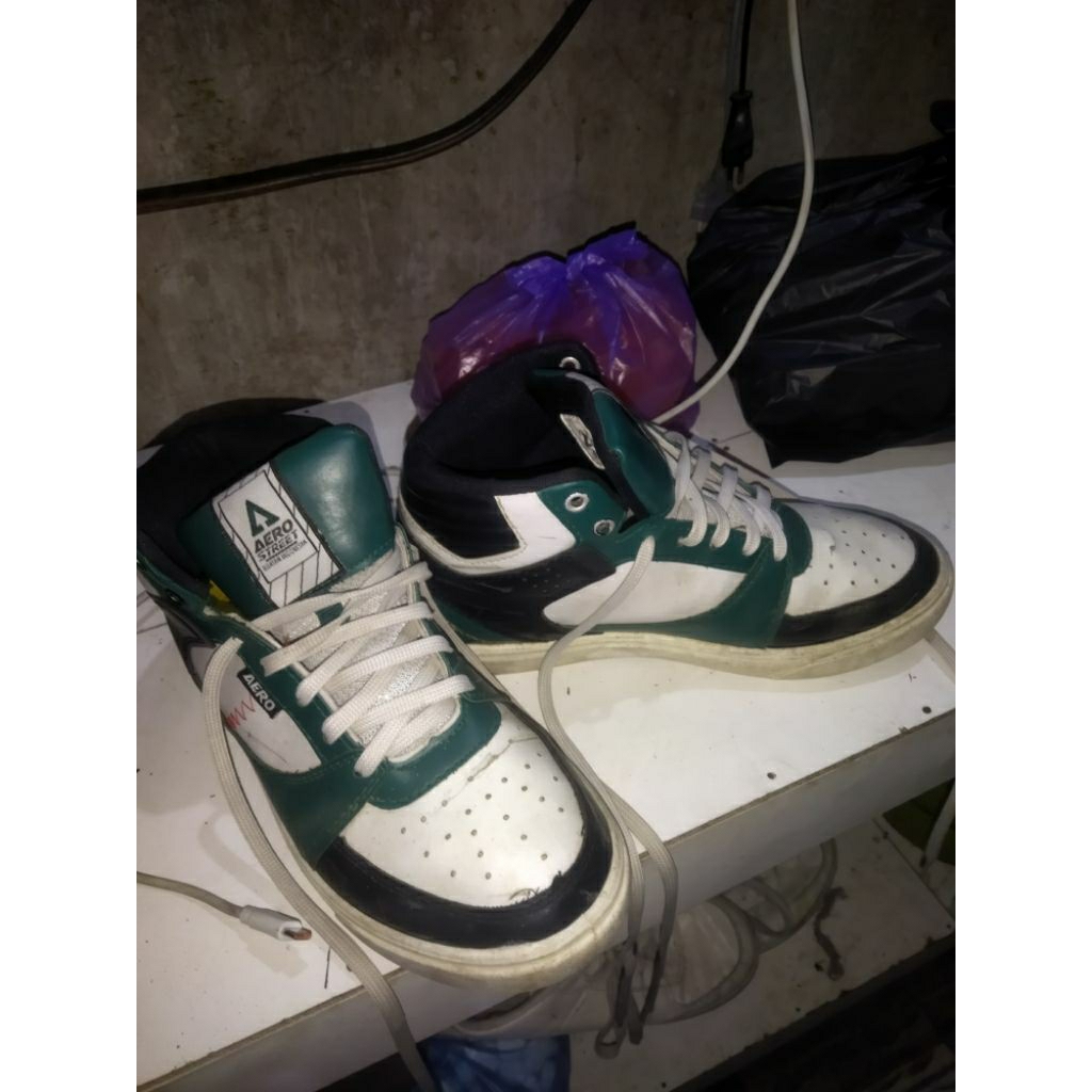 Sepatu aero street