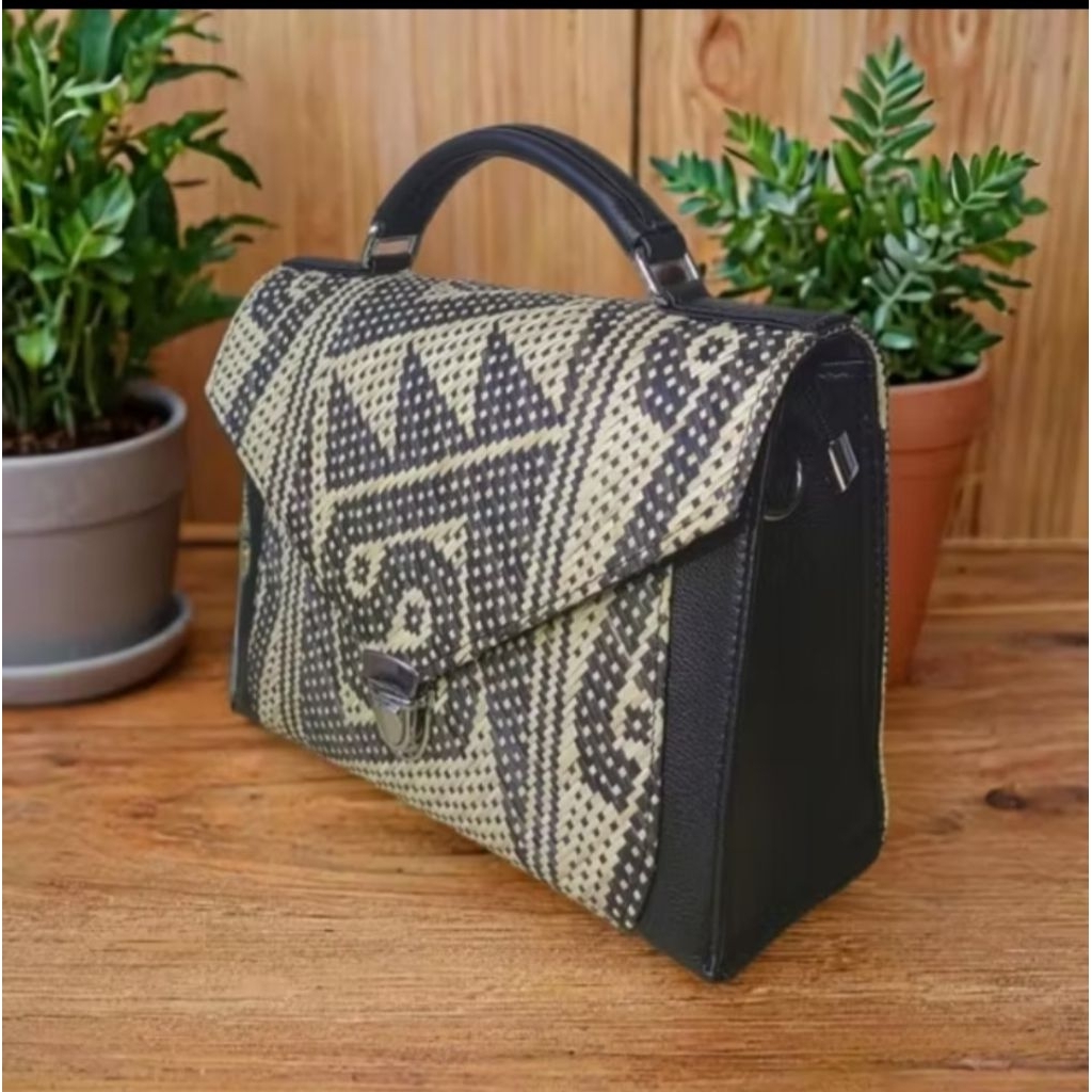 Tas Anyaman Rotan Kalimantan