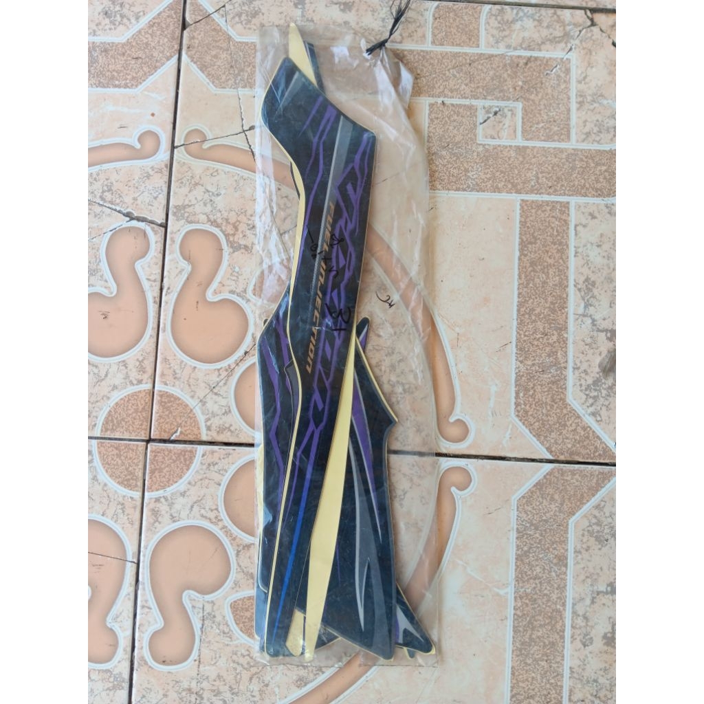 stiker striping body yamaha vixion old hitam ungu