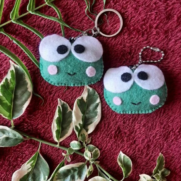 Gantungan flanel + kerincingan untuk kunci dan tas bentuk keroppi / keychain