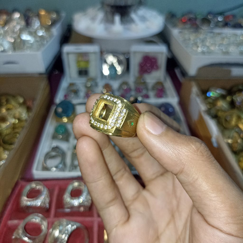CINCIN/EMBAN/RING/IKETAN BATU AKIK DAN PERMATA MODEL KOTAK SIMPEL DAN ELEGAN BAHAN KUNINGAN SARI SUP
