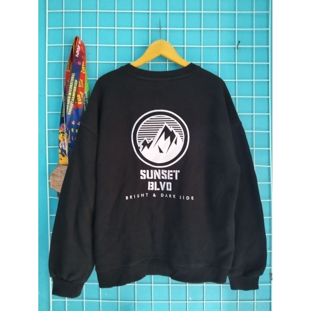 Crewneck by WV project. size M oversize. hitam pekat, bahan tebal.