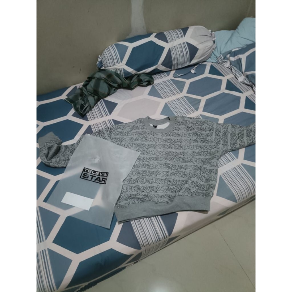 crewneck televisi star