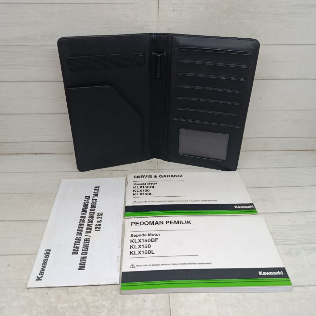 Set buku pedoman Pemilik sepeda motor Kawasaki KLX150BF, KLX150, dan KLX150L. Kode Buku KLX150FJ/GJ/