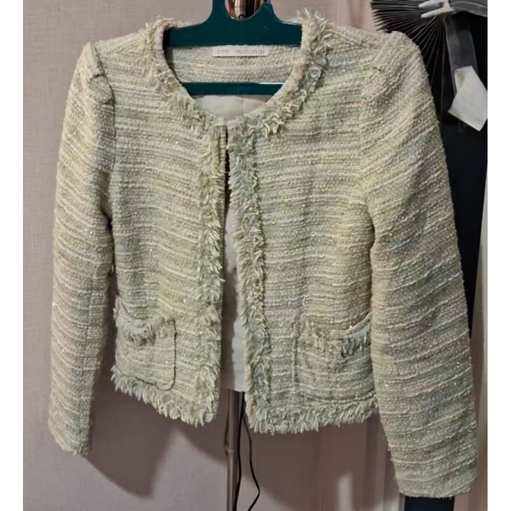 Blazer Wanita Desain Modern dan Stylish