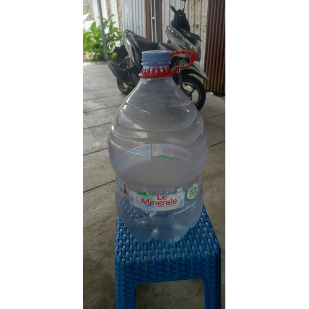 Galon Le minerale bekas