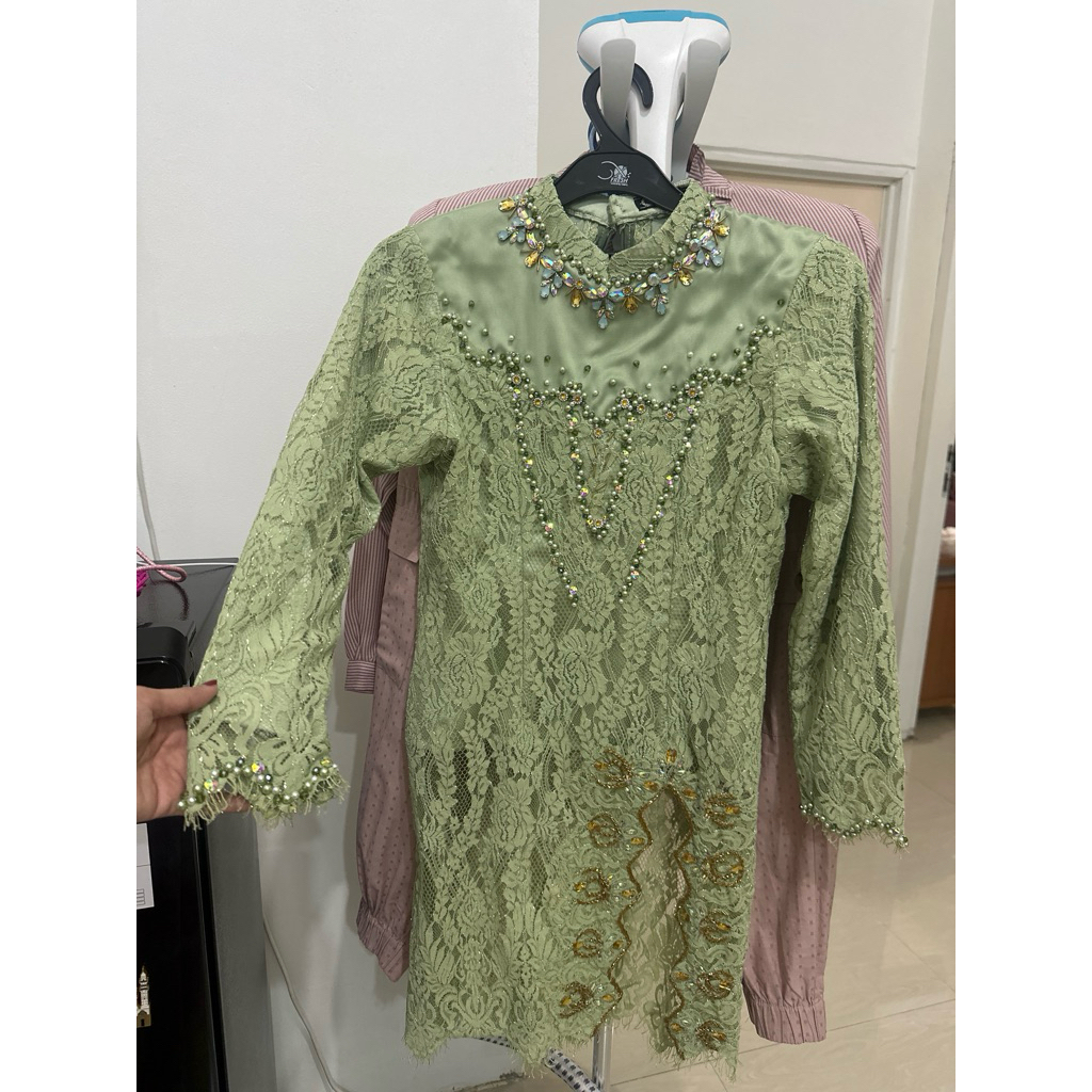Preloved kebaya pesta atau wisuda 1x pakai