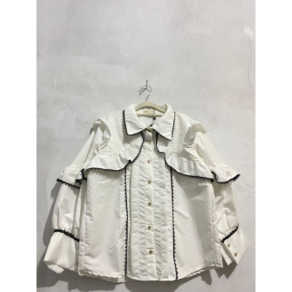 Blouse Vintage Victorian Putih dengan Aksen Renda Hitam & Ruffle