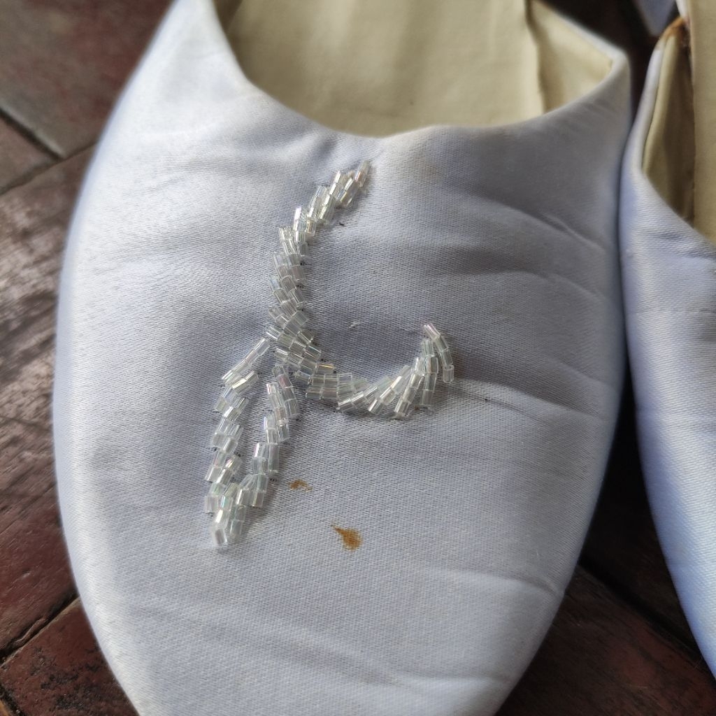 Sandal selop pengantin pria putih