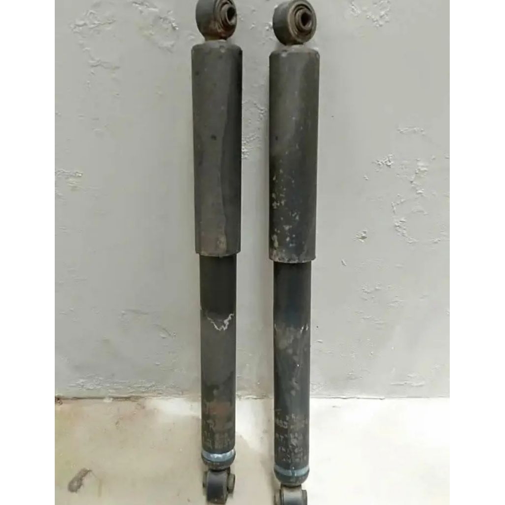 shockbreaker shock belakang toyota xenia Rash avanza barang asli original copotan masih bagus satu s