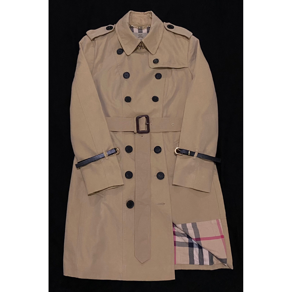 Coat Burberry (Emboss) / Coat Branded / Coat Branded Burberry