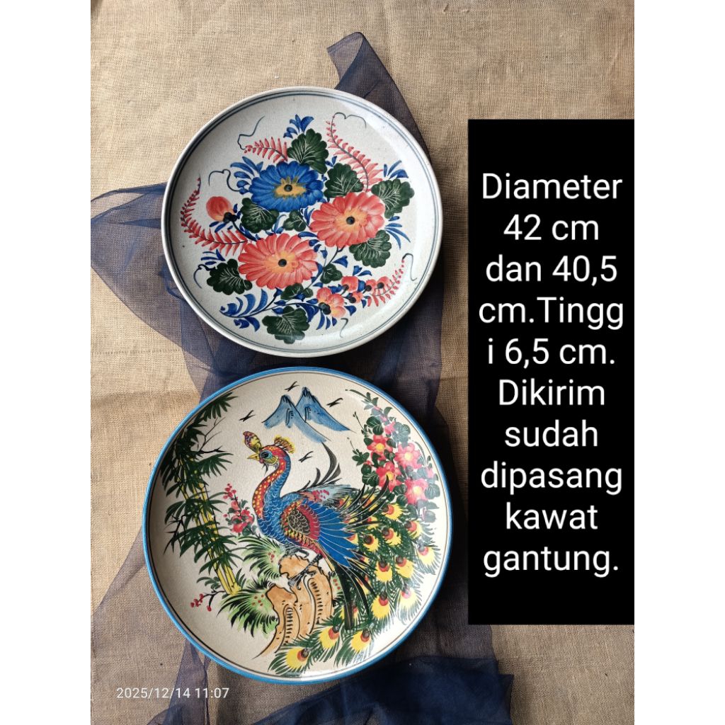 Diameter 42 cm an dan 40 cm an 2 buah piring keramik lukis gambar burung merak dan bunga untuk dekor