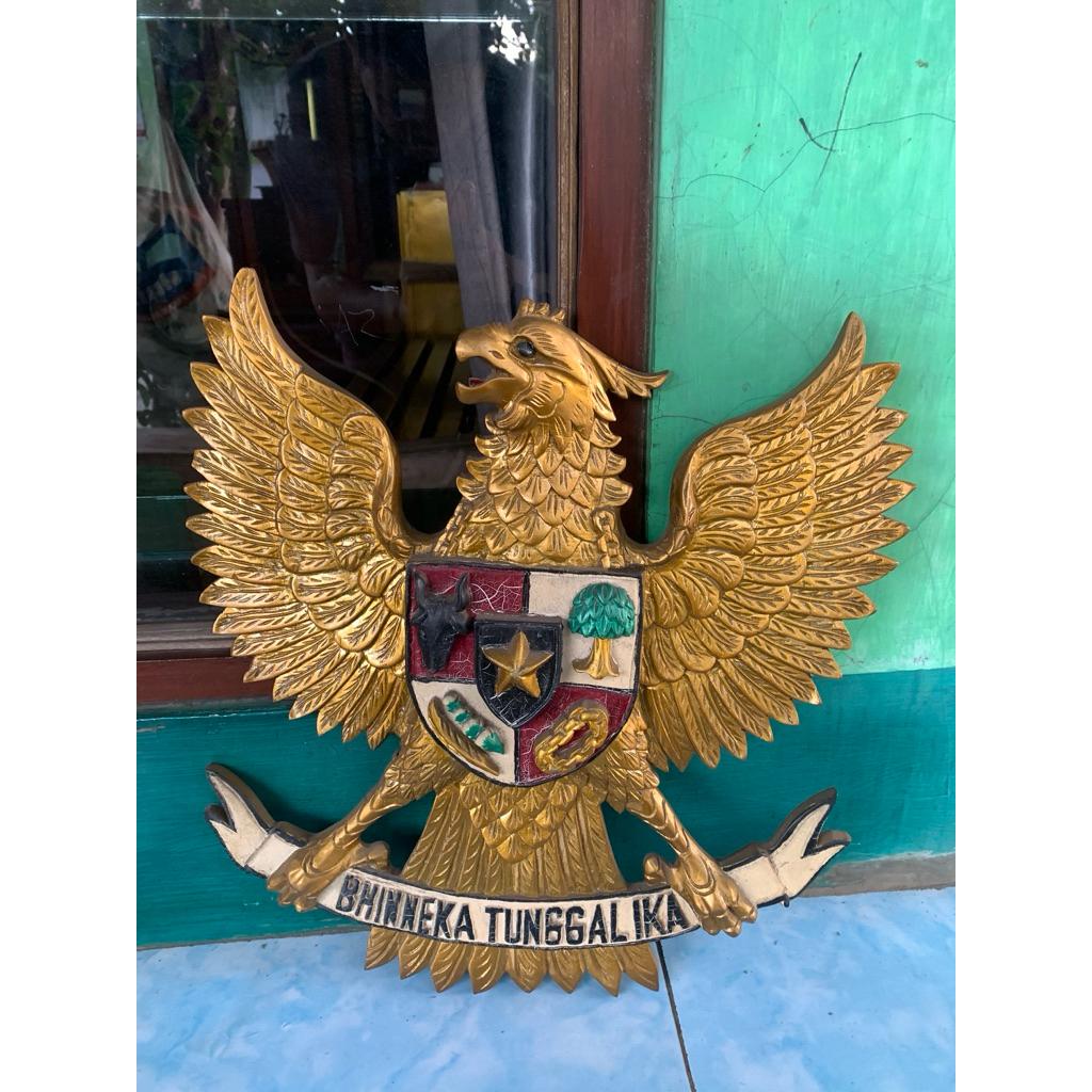Garuda Pancasila kayu jati warna gold