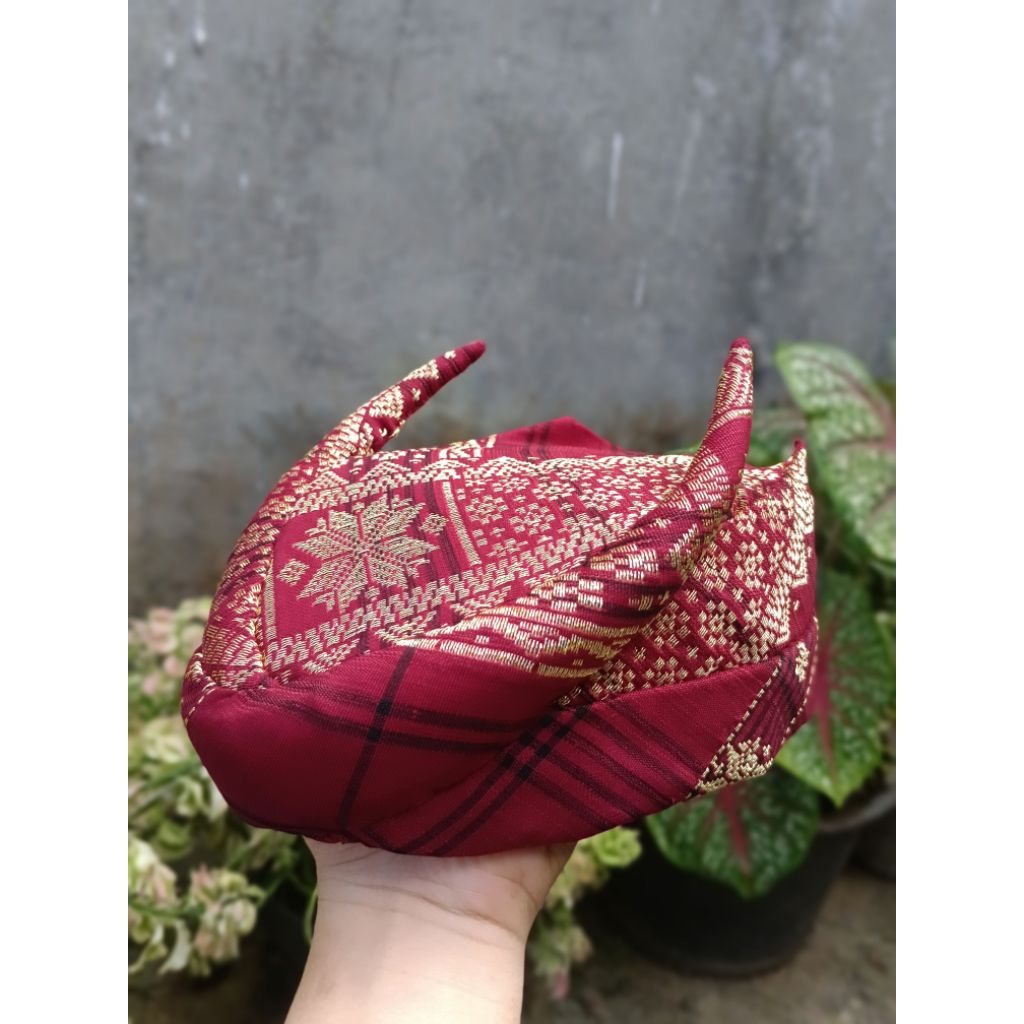 kikat hanuang peci adat lampung