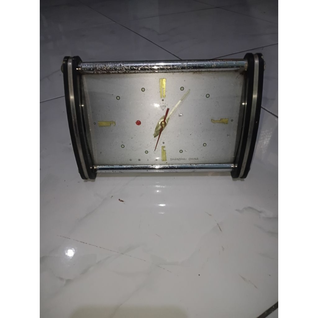 Jam weker jadul mati buat pajangan