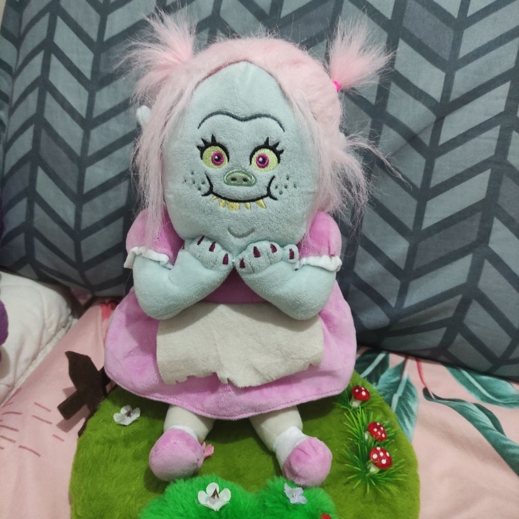 Boneka film Trolls Bridget versi pelayan pembantu