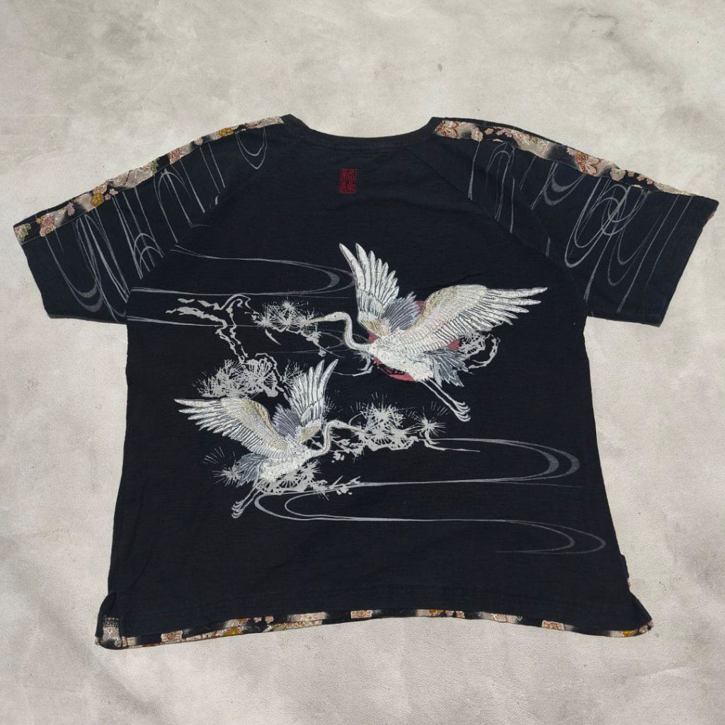 Baju kaos pria sukajan kara kuri bangau bordir hitam