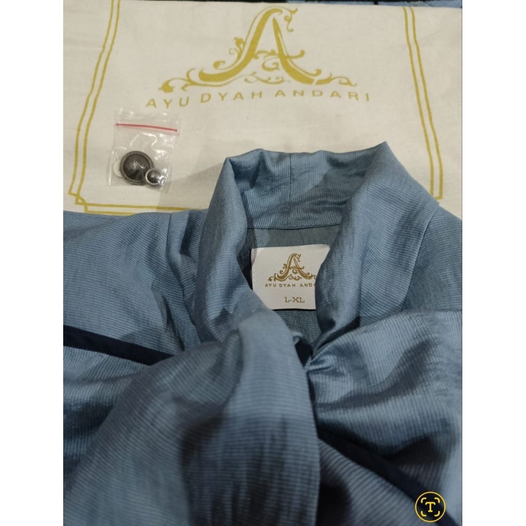 Ayu Dyah Andari Noula Top