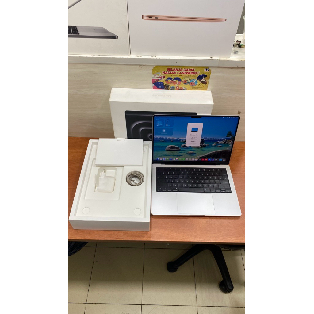 Second Macbook Pro M3 14 inch 2023 8/512GB Silver Garansi iBox