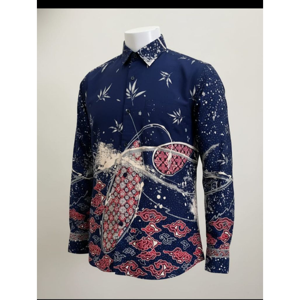 kemeja batik biru navy.