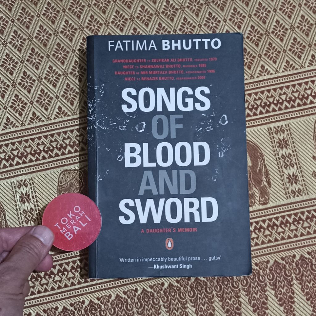 Buku Fatima Bhutto Songs of Blood and Sword memoar