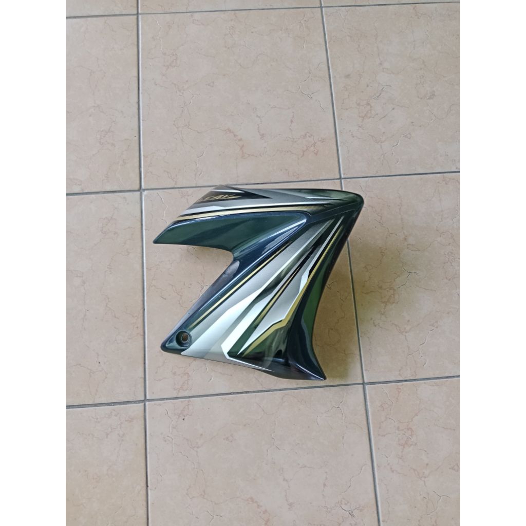 sayap tangki kanan Vixion old bekas original