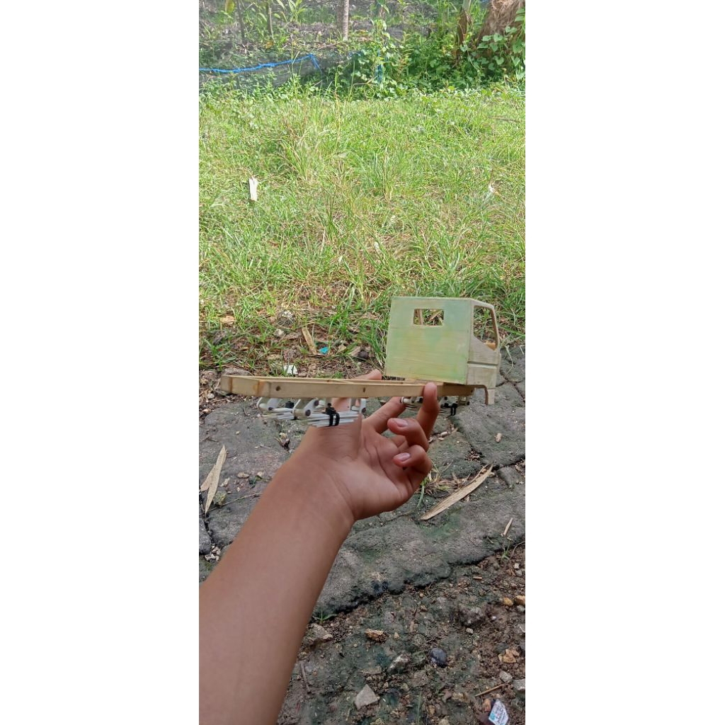 miniatur mentahan skala truk plastik