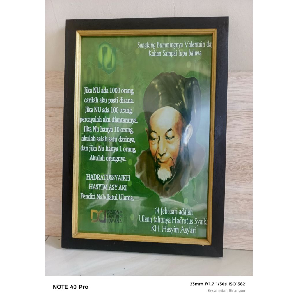 Hiasan dinding lukisan cetak kh. Hasyim Asy'ari plus bingkai 53x35cm