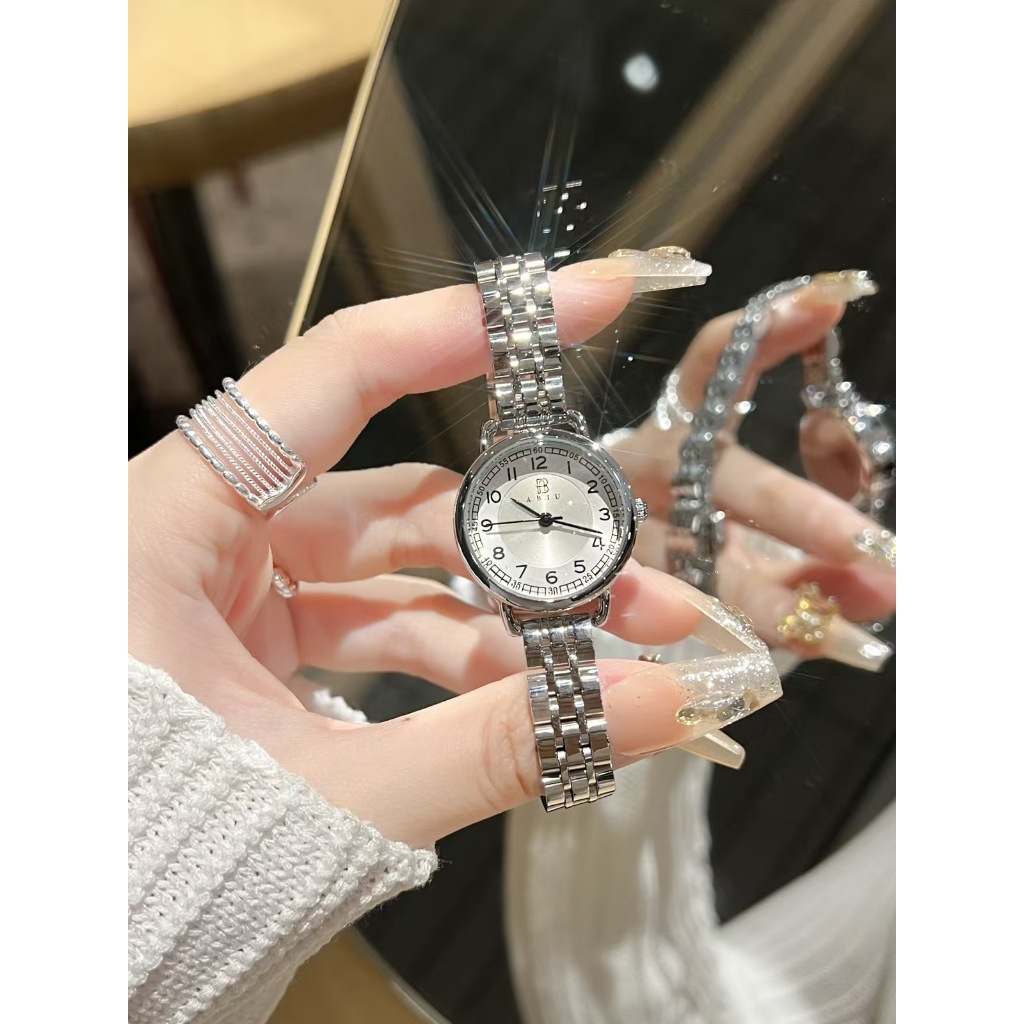 Exquisite and versatile women's quartz watch