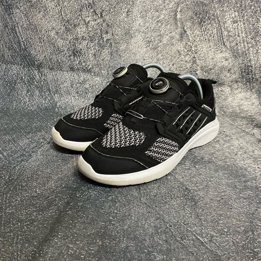SEPATU OUTDOOR BOA SYSTEM BLACKYAK
