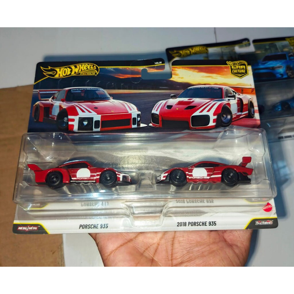 HotWheels Premium PORSCHE 935 & 2018 PORSCHE 935