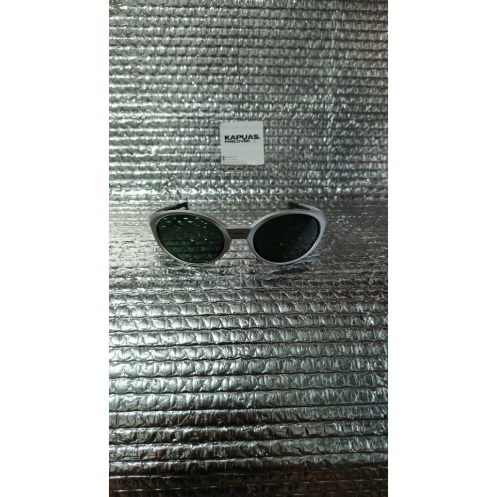 ekacamata silver kaca hitam dengan merek Oakley eye jacket