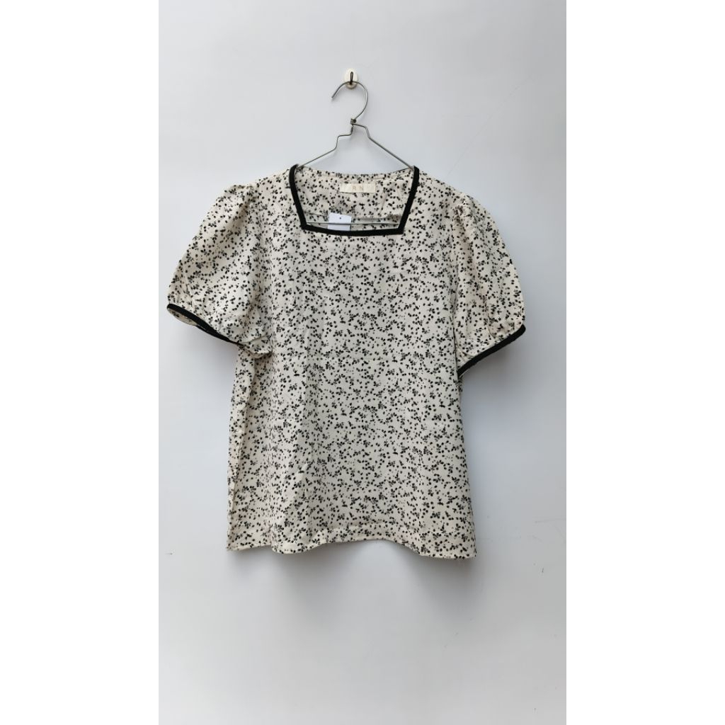 (PRELOVED) Baju Atasan Wanita Motif bunga hitam kecil-kecil