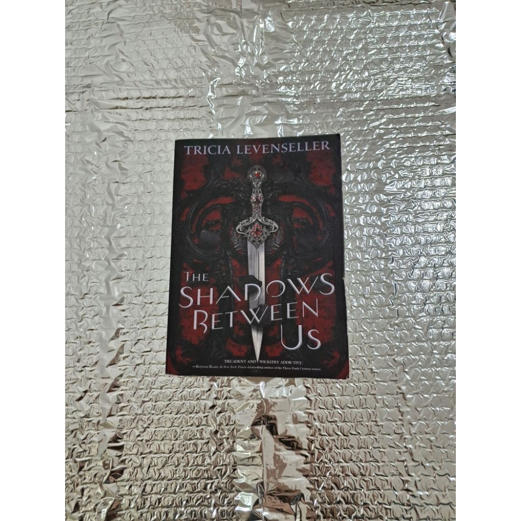 Buku novel bahasa inggris romance fantasy YA - The shadow between us, Red Queen, Glass Sword (Take a
