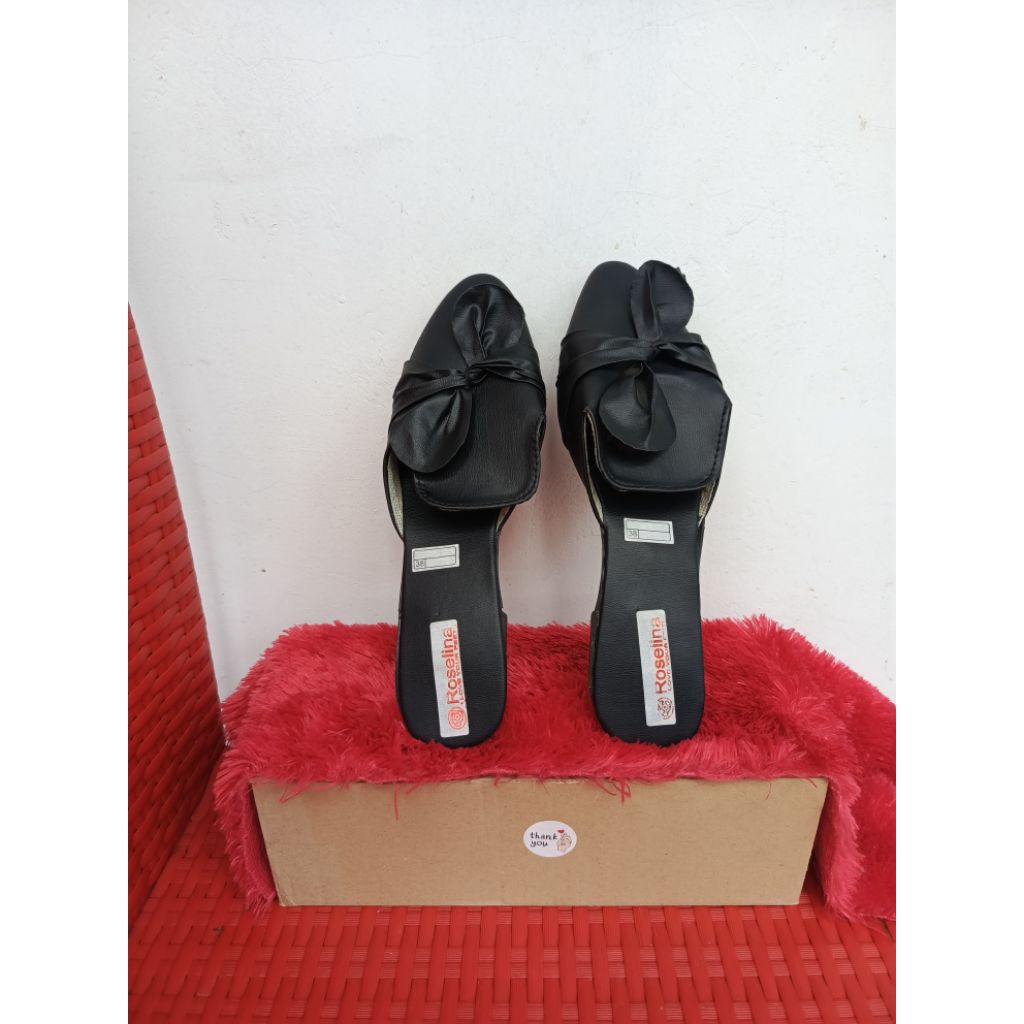 Sandal Selop Pita warna hitam staylis dan nyaman dipakaRoselina Sandal Slop pita Wanita Warna hitam 