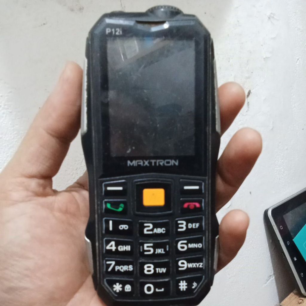 hp Maxtron P12i kondisi mati buat bahan atau di ambil part dan lcd nya