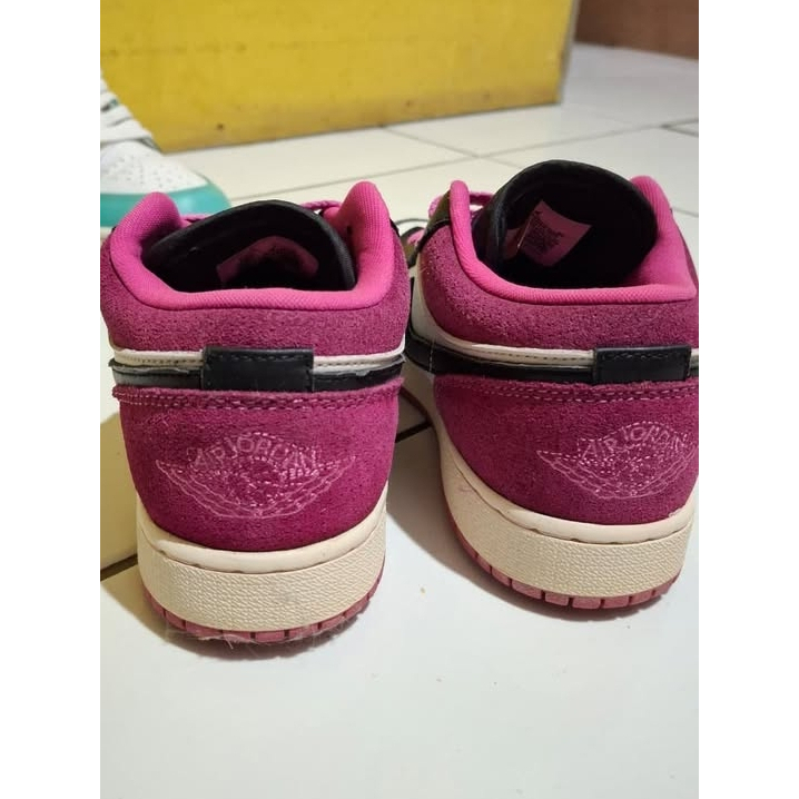 Sepatu Air Jordan 1 Low SE Black Active Fuchsia Magenta Sneakers Pria & Wanita - JUAL MURAH