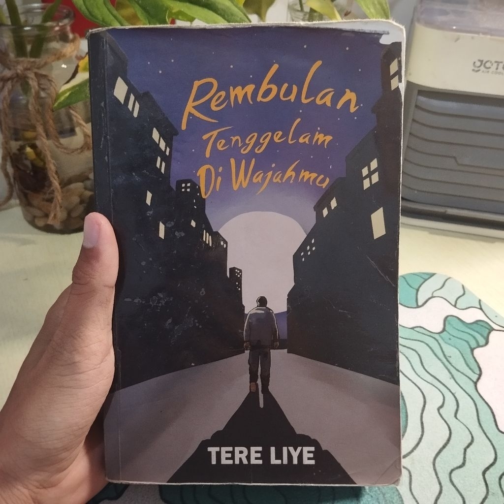 Novel Preloved Bertanda Tangan Rembulan Tenggelam Di Wajahmu – Tere Liye | Buku Bekas Murah Original