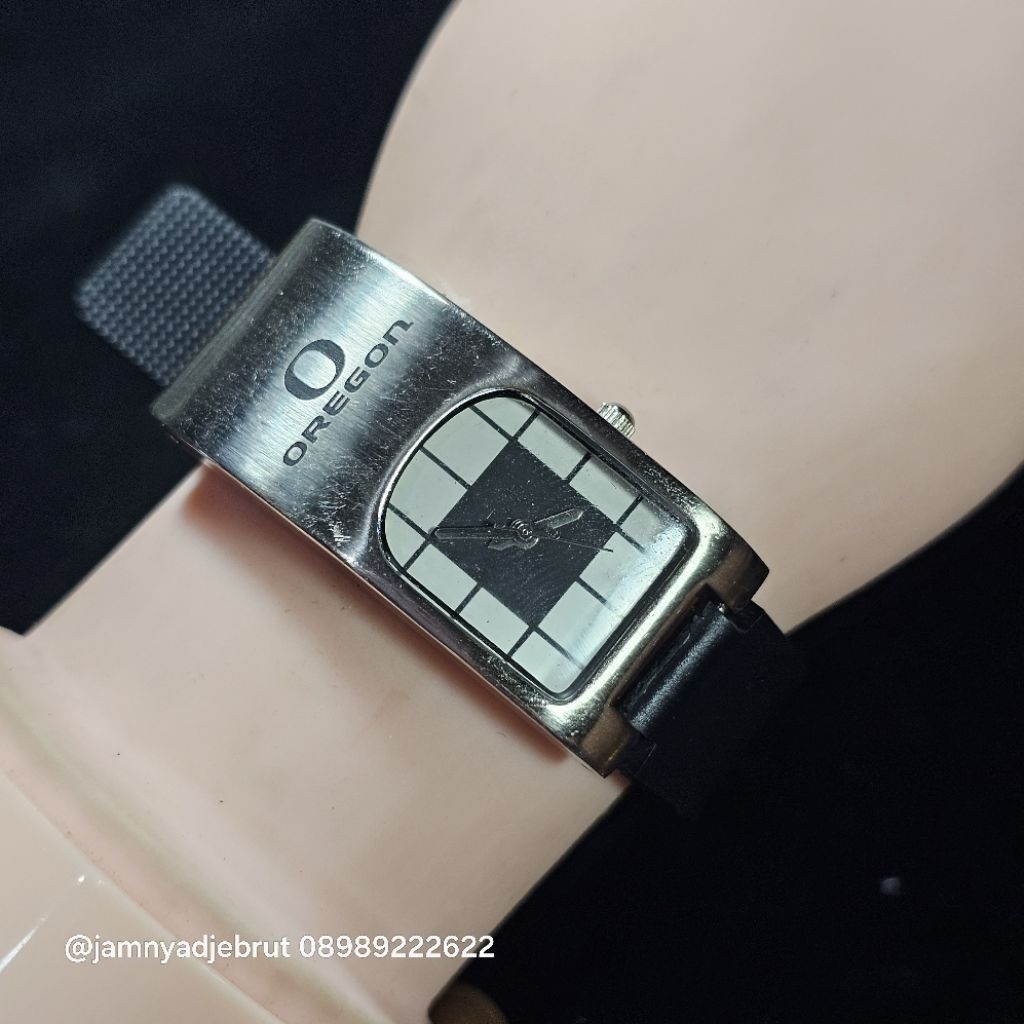 Jam Oregon Rectangular Curved Unik Silver Bekas