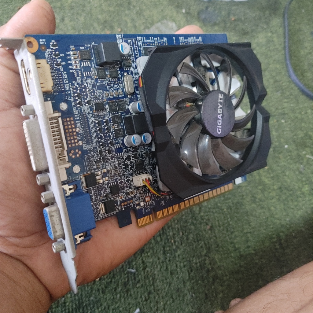 VGA card gigabyte nvida geforce gt 420 gt420 kondisi rusak artefak