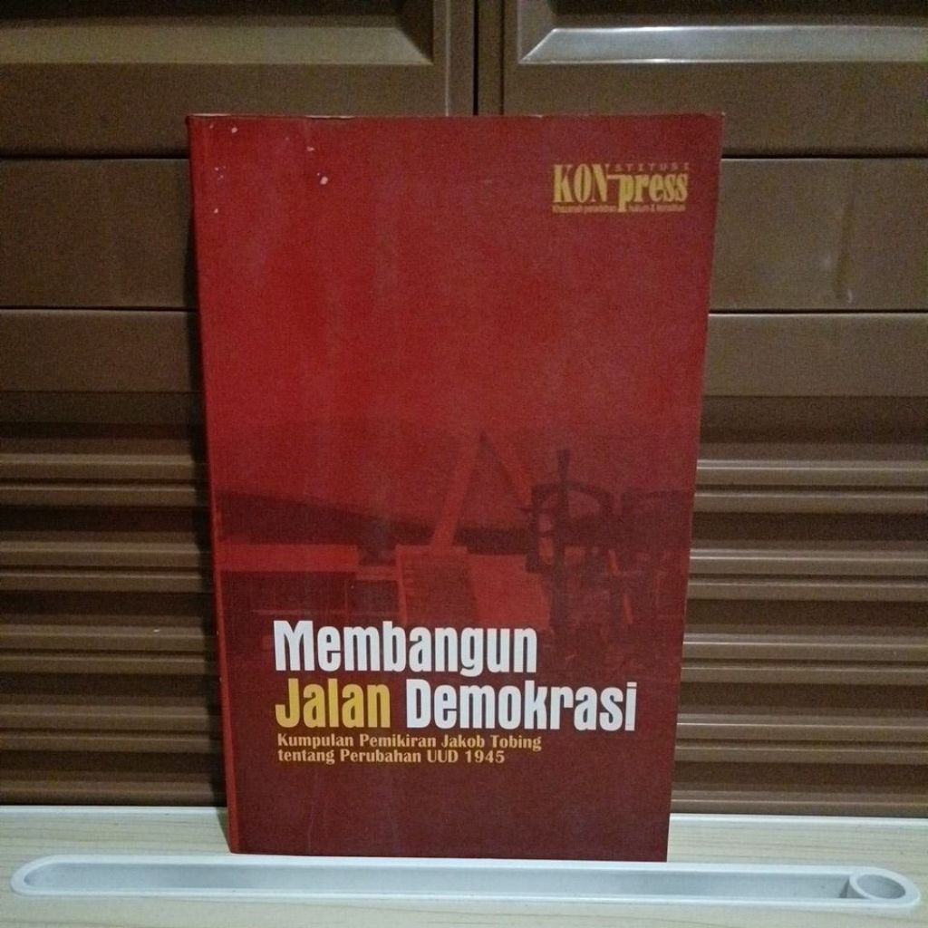 Buku Original - Membangun jalan Demokrasi kumpulan pemikiran Jakob Tobing tentang Perubahan UUD 1945