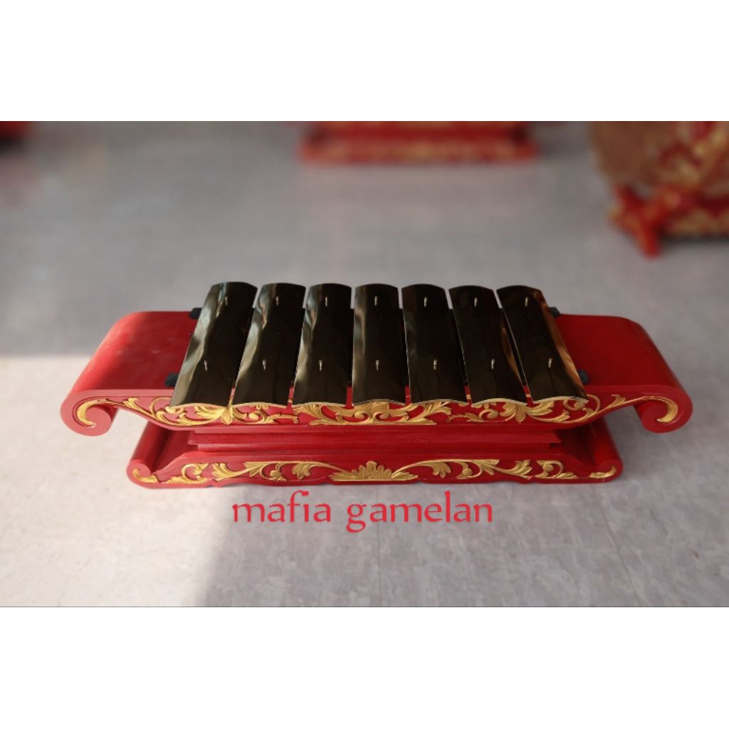 gamelan saron kuningan.