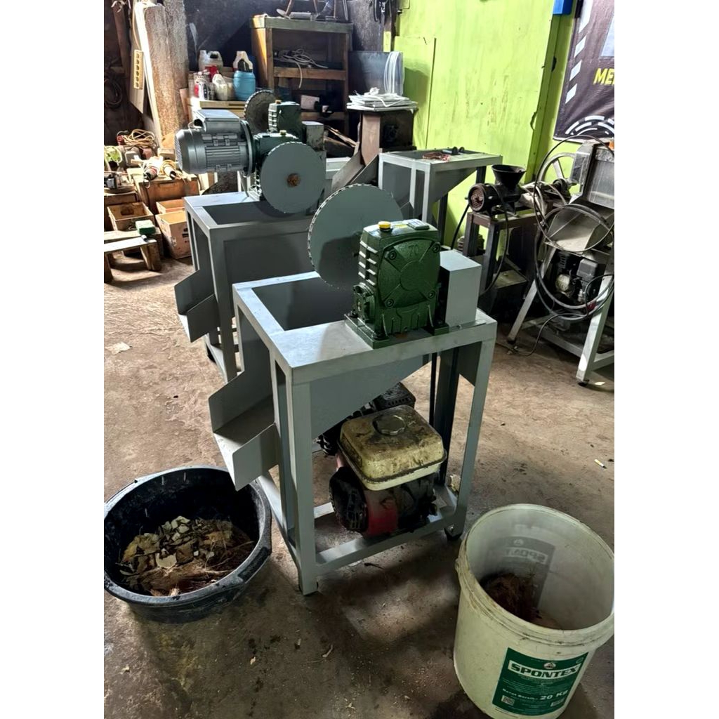 mesin kupas batok kelapa.