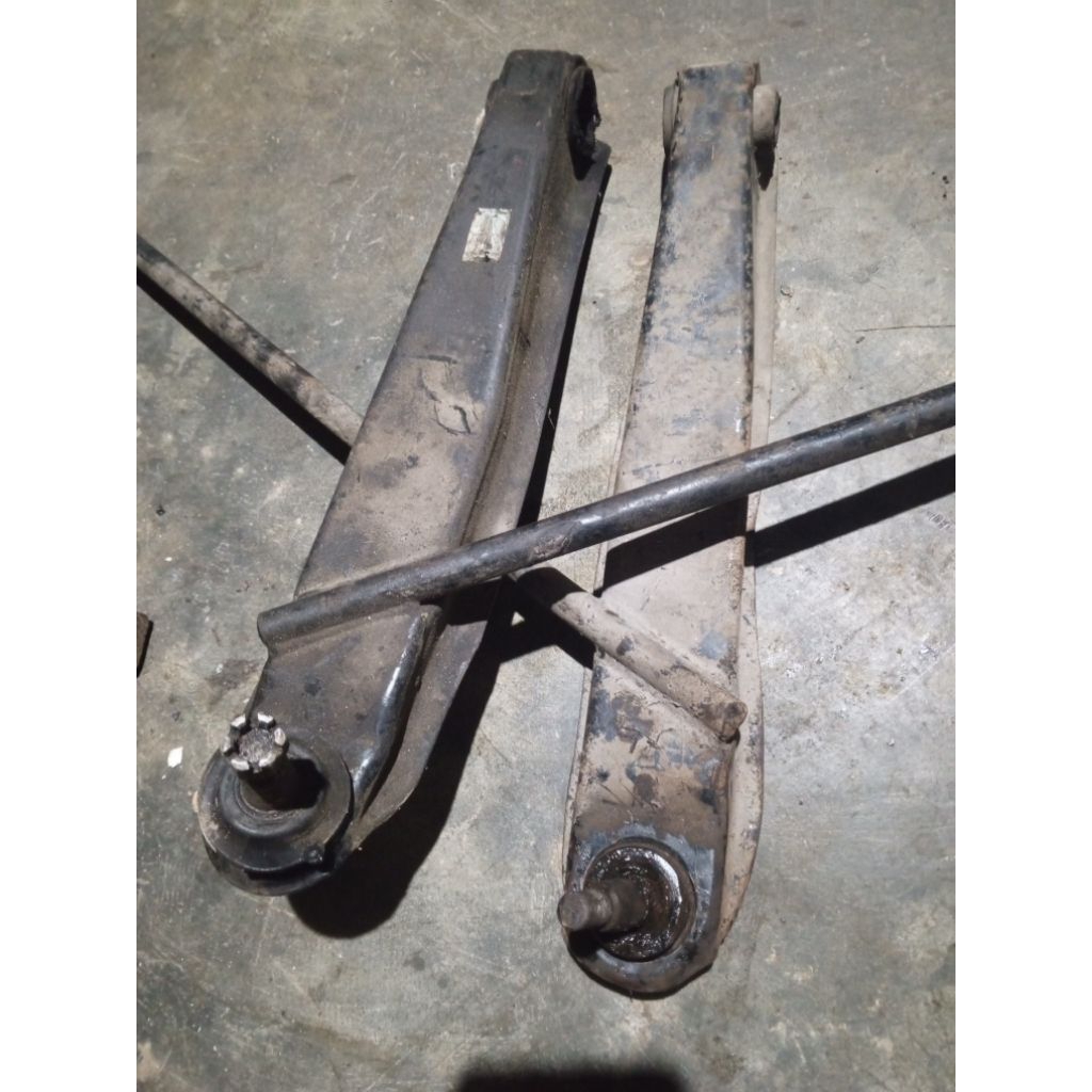 sepasang lower arm balljoint mobil espass bekas/secon